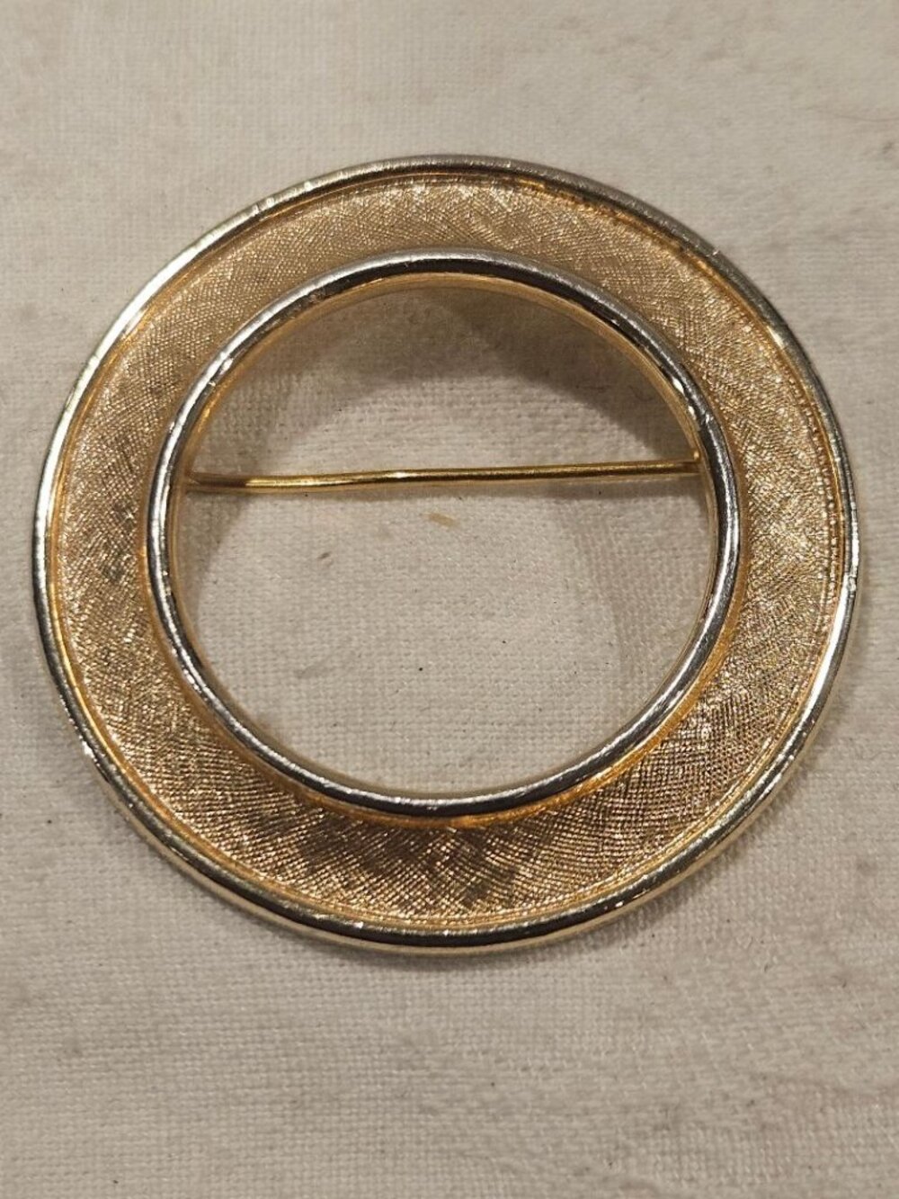 Vintage Crown Trifari Matte Satin Gold Tone Open Circle Wreath Brooch Pin